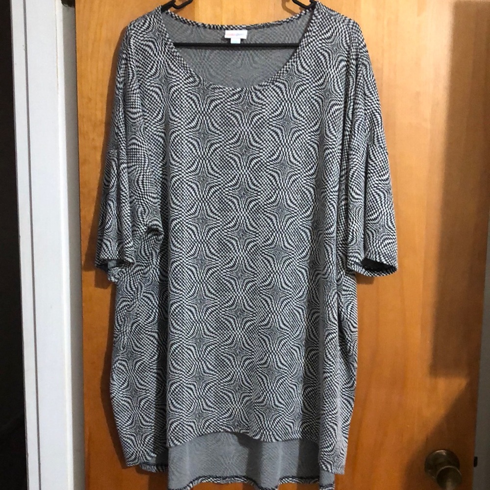 LuLaRoe Black & White Geometric Irma Tunic Top (2XL)